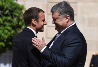 Порошенко призвал Макрона ввести миротворческую миссию на Донбасе