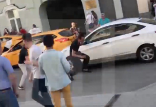 В Москве таксист врезался в болельщиков из Мексики