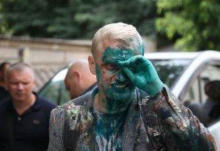 Облитый зеленкой антикоррупционер Шабунин получил химический ожог глаз