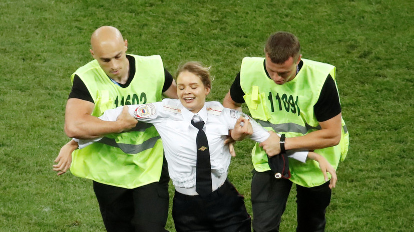 Четыре участника Pussy Riot получили 15 суток ареста за акцию во время финала чемпионата мира по футболу
