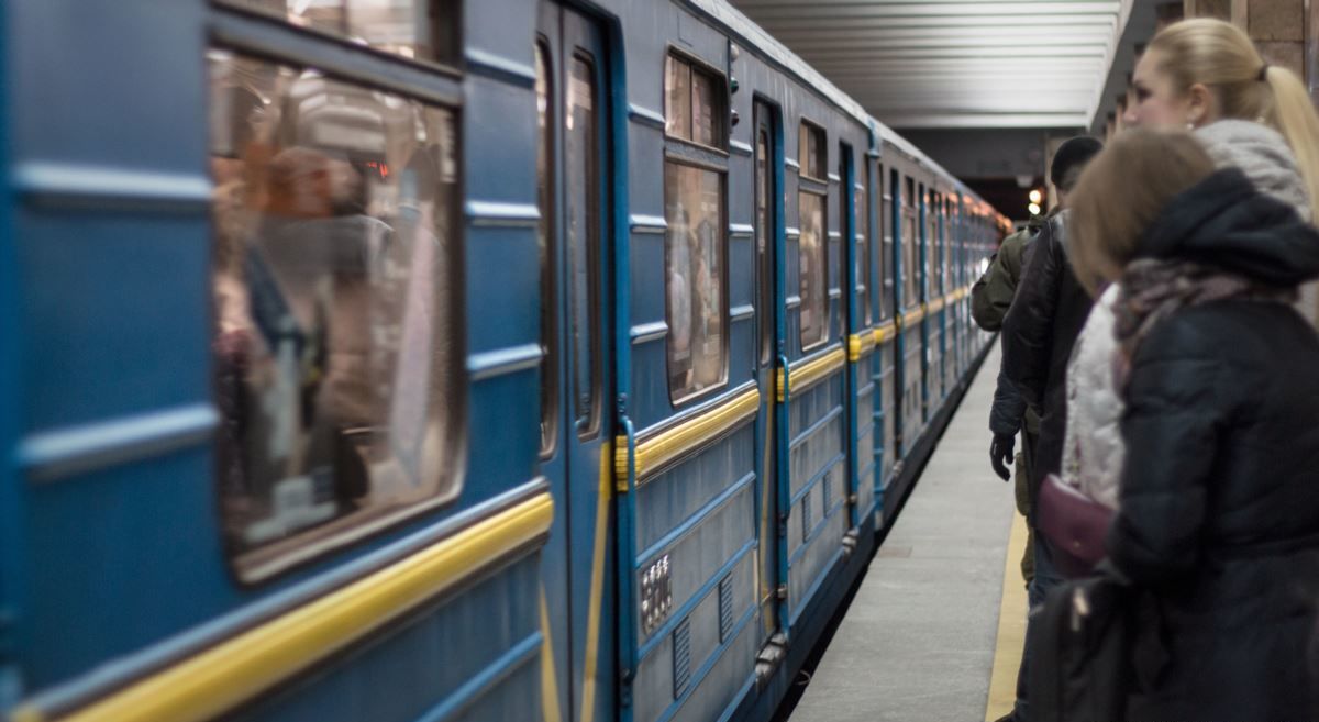 В Киеве из-за поломки поезда приостановлено движение на нескольких станциях