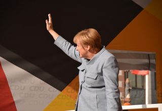 Макрон и Меркель призвали провести обмен заложниками на Донбассе и освободить политзаключенных до конца года