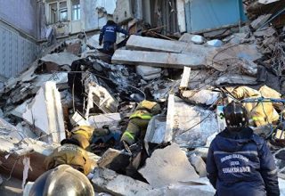 МЧС не может установить местонахождение оставшихся под завалами в доме в Магнитогорске