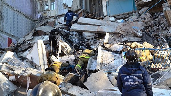 МЧС не может установить местонахождение оставшихся под завалами в доме в Магнитогорске