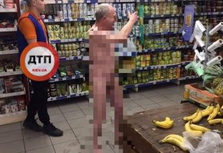 В Киеве голый мужчина бегал по супермаркету и скрылся от полиции