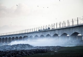 Число жертв аварии на железнодорожном мосту в Дании увеличилось до восьми