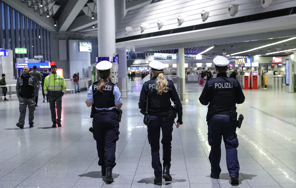 В Германии 500 пассажиров эвакуировали из поезда из-за сообщения о бомбе
