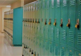 В школах Днепра появятся шкафчики как в Америке и США