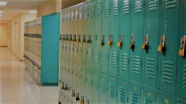 В школах Днепра появятся шкафчики как в Америке и США