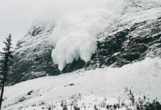 Спасатели предупредили об опасности схода лавин