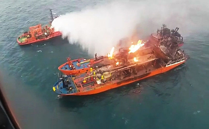 Число очагов пожара на танкерах в Черном море вновь выросло до шести