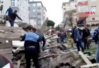 В Стамбуле из-под завалов рухнувшего дома спасли трех человек