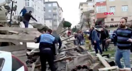 В Стамбуле из-под завалов рухнувшего дома спасли трех человек