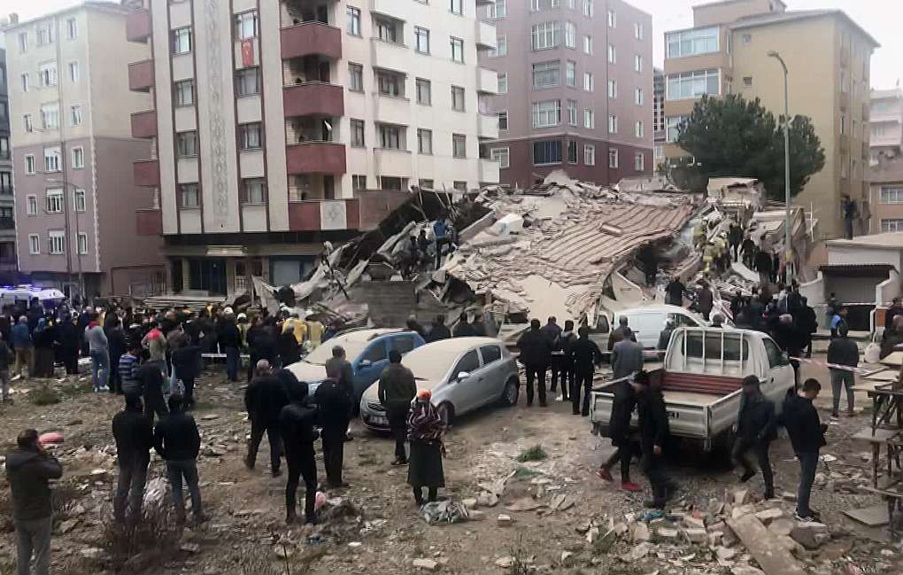 По меньшей мере один человек погиб при обрушении дома в Стамбуле