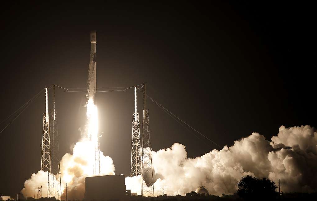 SpaceX вывела на орбиту спутник связи Индонезии и лунный аппарат Израиля