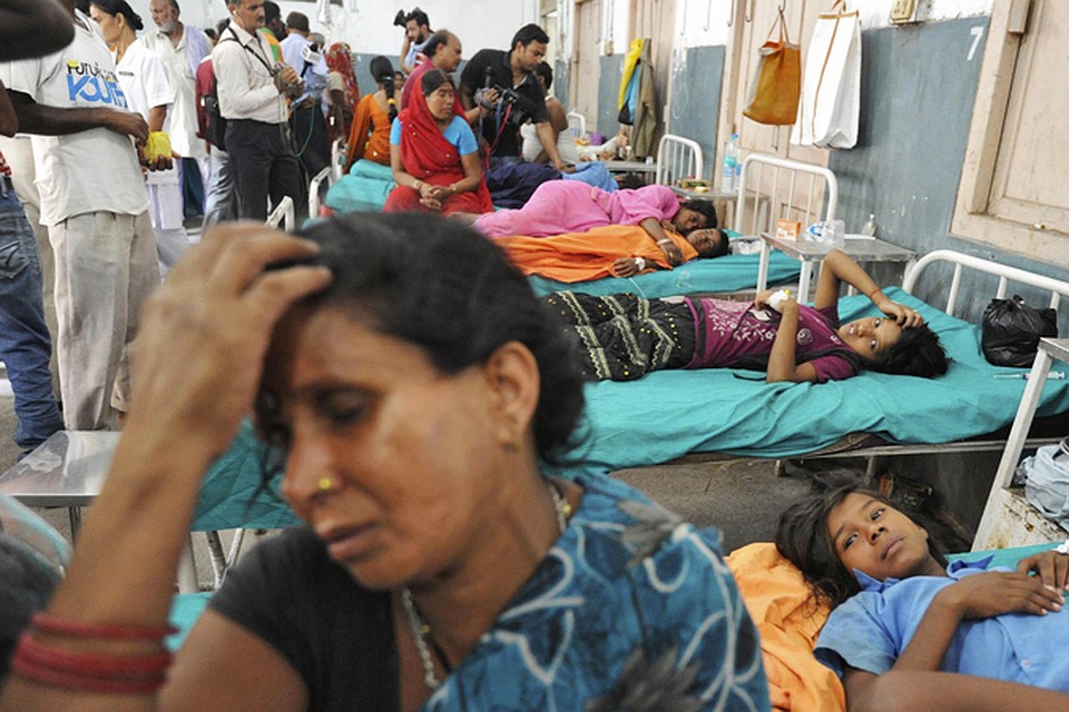 Число погибших от отравления контрафактным алкоголем в Индии достигло 116 человек