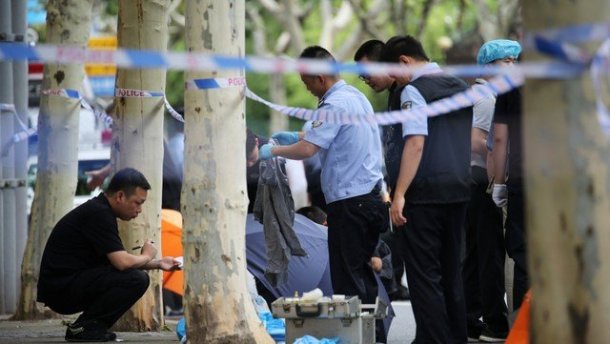 Мужчина с психическим расстройством напал с ножом на людей в Китае
