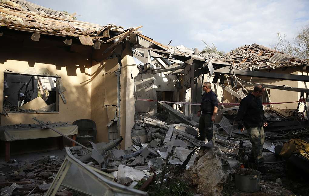 Запущенная из Газы ракета попала в дом в центре Израиля