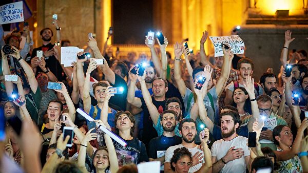 В Тбилиси участники митинга  устраивают шествие к офису правящей партии