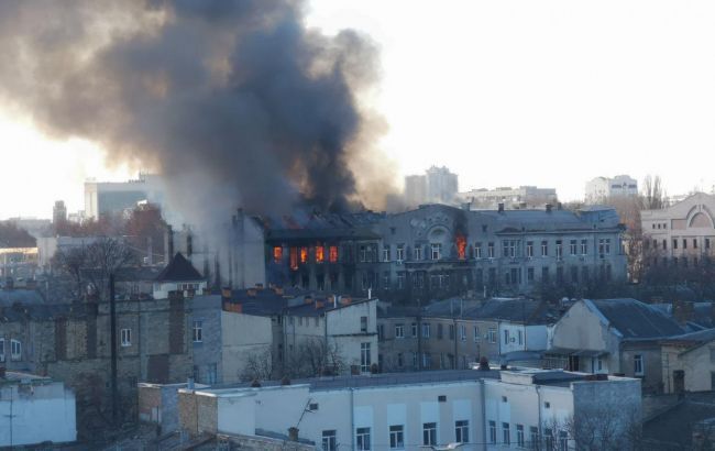 Президент Владимир Зеленский заявил, что во время пожара в одесском колледже погибла студентка