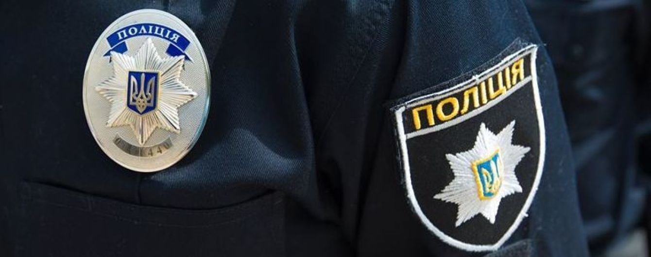 В Голосеевском районе Киева во вторник, 3 декабря, группа неизвестных в масках ограбила мужчину возле отделения ПриватБанка.