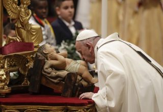 Папа римский Франциск отслужил рождественскую мессу в Ватикане