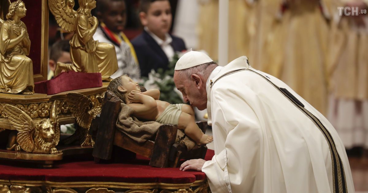 Папа римский Франциск отслужил рождественскую мессу в Ватикане