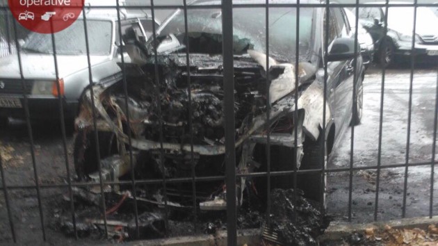 В Киеве в ночь на вторник, 3 декабря, в районе Шулявки на парковке сгорел автомобиль Audi