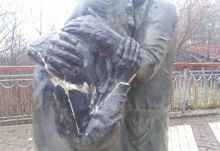 В центре Киева вандалы испортили памятник влюбленным