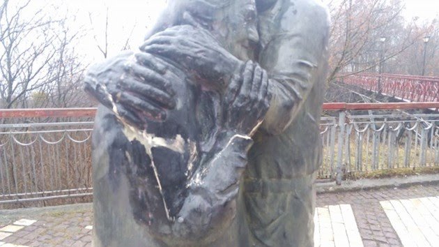 В центре Киева вандалы испортили памятник влюбленным