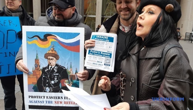 В среду, 11 декабря, украинцы в Нью-Йорке пикетировали центральный офис телекомпании Fox News