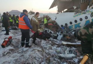 В Казахстане при взлете упал пассажирский самолет. Погибли не менее 14 человек