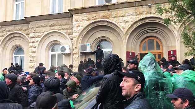 Оппозиция захватила здание администрации президента Абхазии