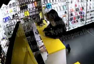 В Киеве мужчина с пистолетом дерзко ограбил магазин мобильной связи