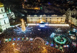 Новый год возле главной елки Украины на Софийской площади Киева встретили более 100 тысяч человек