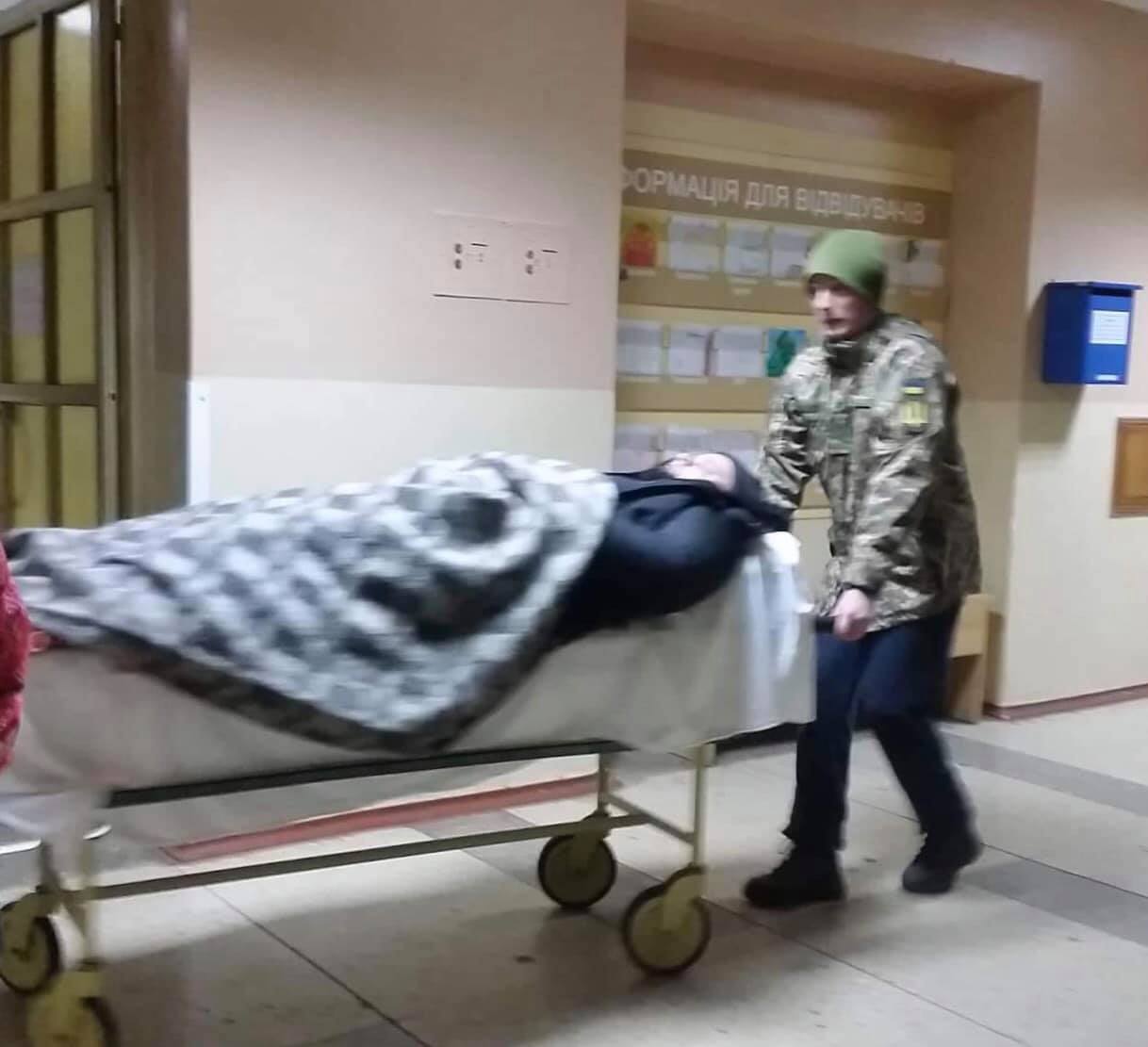 В Киев в главный военный госпиталь привезли военных, тяжело раненных на Донбассе