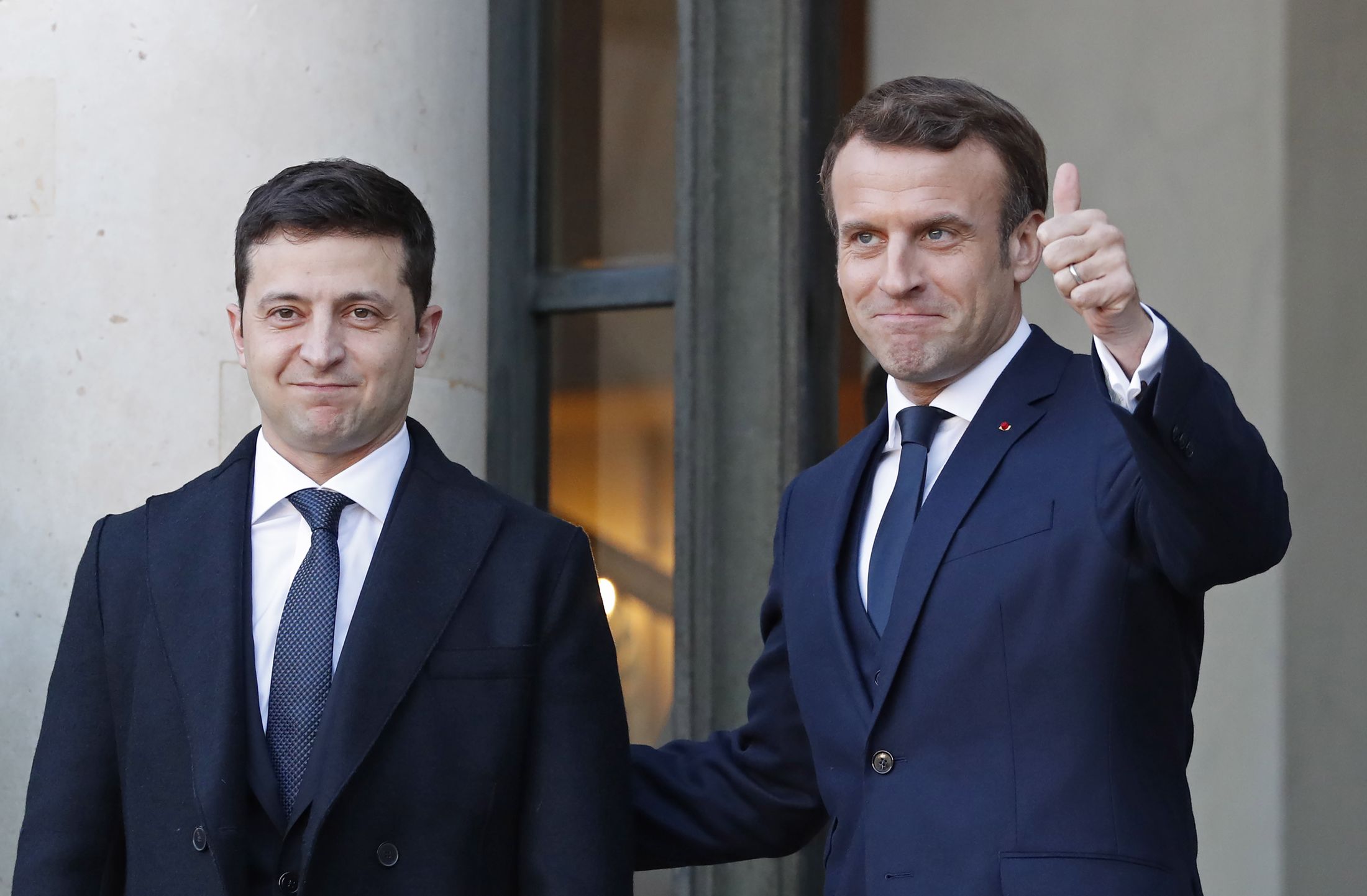 Зеленский и Макрон договорились о трехстороннем звонке в формате Украина-Франция-Германия по обсуждению ситуации на Донбассе, а также о приезде Макрона в Киев