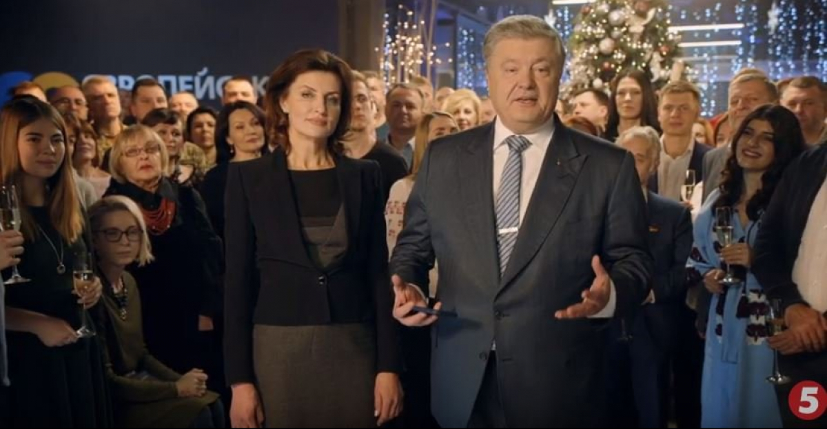 Два украинских телеканала в новогоднюю ночь выпустили в эфир поздравления от Порошенко