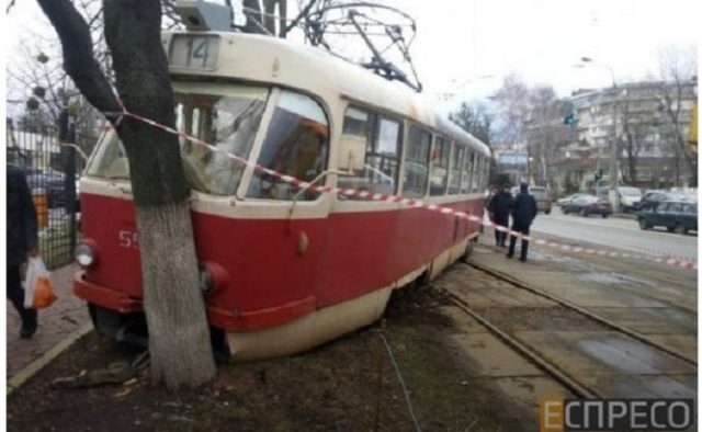 В Киеве сошел с рельсов трамвай