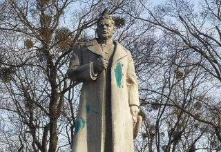 В Киеве группа вандалов облила краской памятник Ватутину