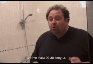 Сотрудник посольства США в Киеве помыл руки и спел про Марусю и Иванка