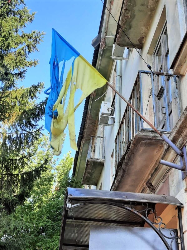 В Днепропетровской области порезали флаг Украины