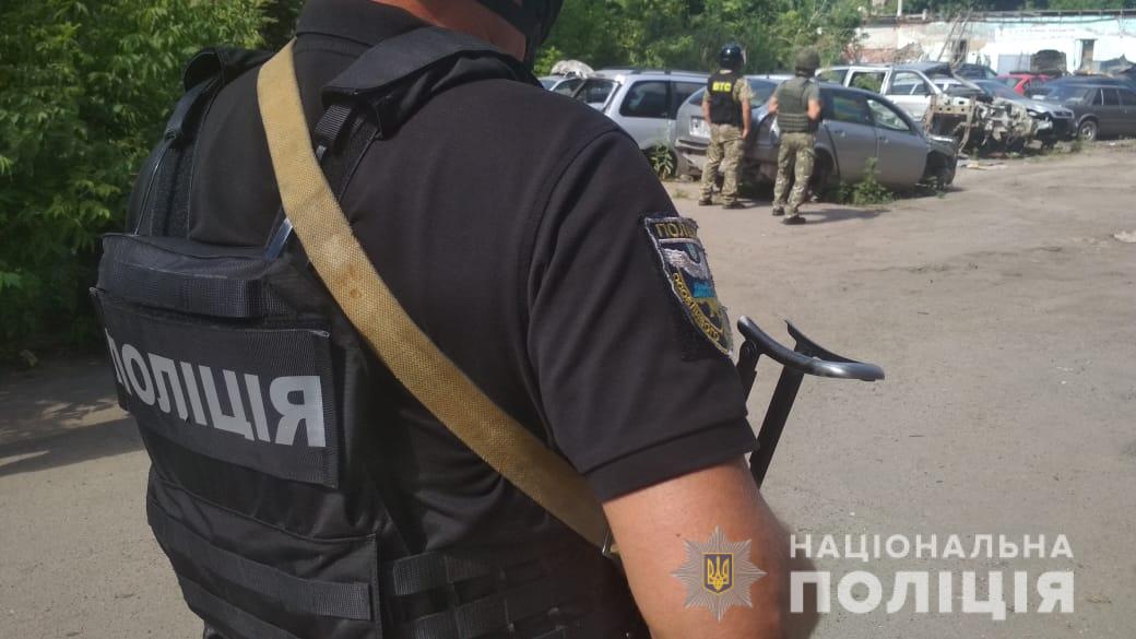 В Полтаве неизвестный с гранатой угнал автомобиль и взял в заложники полицейского