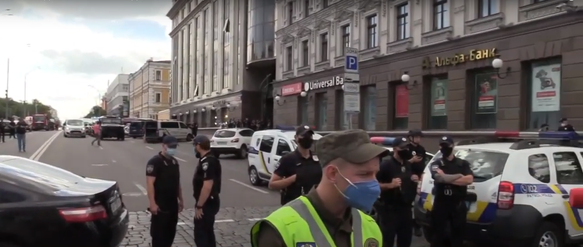 В киевском бизнес-центре неизвестный с бомбой захватил отделение банка вместе с заложниками