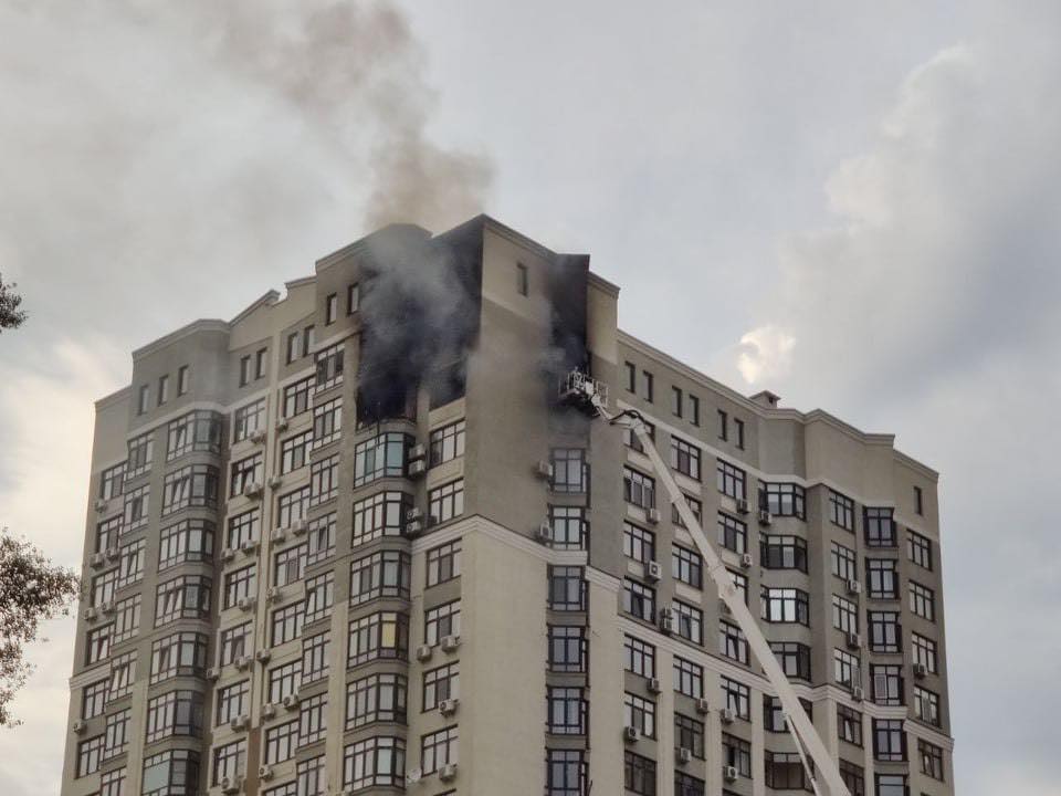 В Киеве в высотном доме по улице Сикорского произошёл пожар: есть погибший