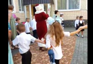 В одной из школ Кривого Рога 1 сентября праздновали с Дедом Морозом