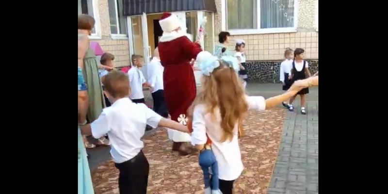 В одной из школ Кривого Рога 1 сентября праздновали с Дедом Морозом