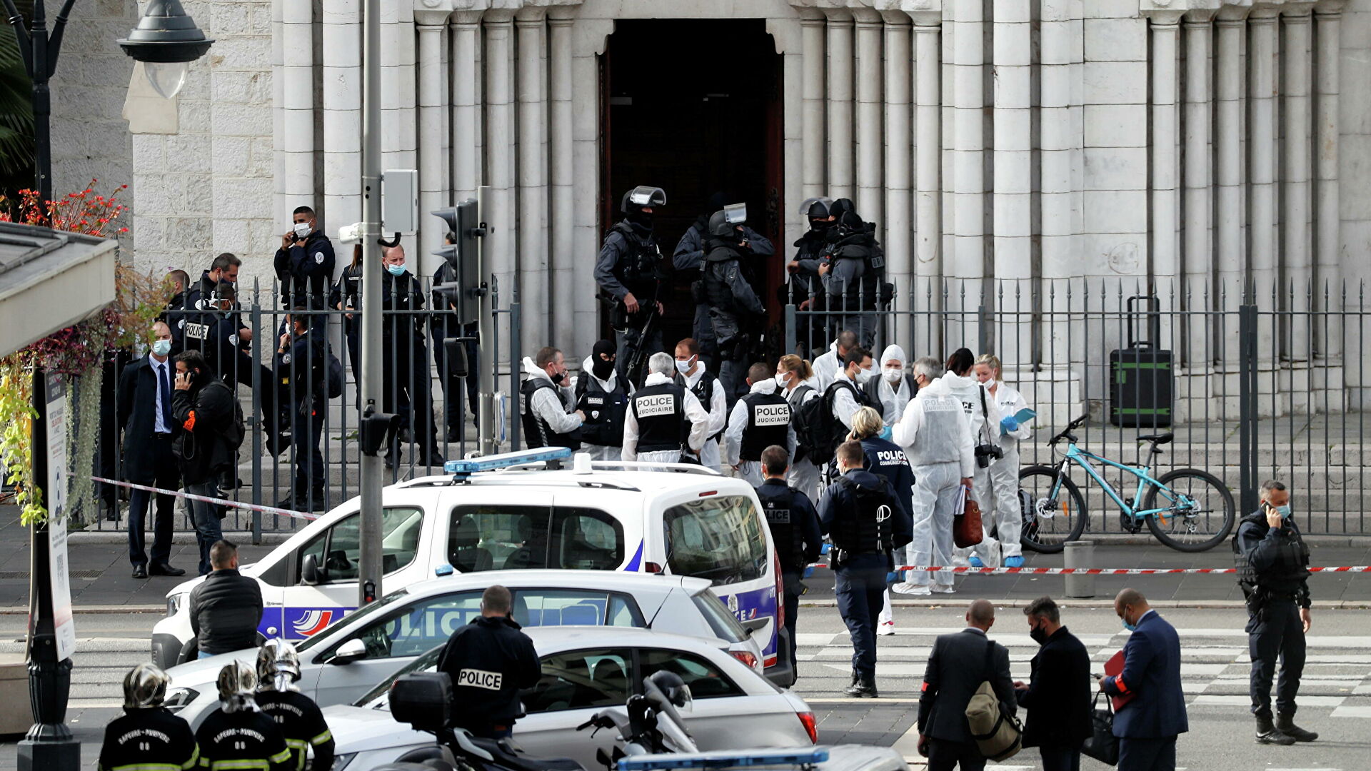 Очередной терракт во Франции: три человека погибли, в стране введен режим максимальной угрозы