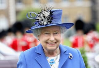 Кому королева Елизавета II передаст корону в следующем году?