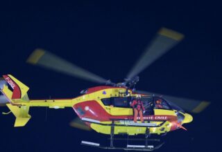 Во Франции упал спасательный вертолет, пять человек погибло